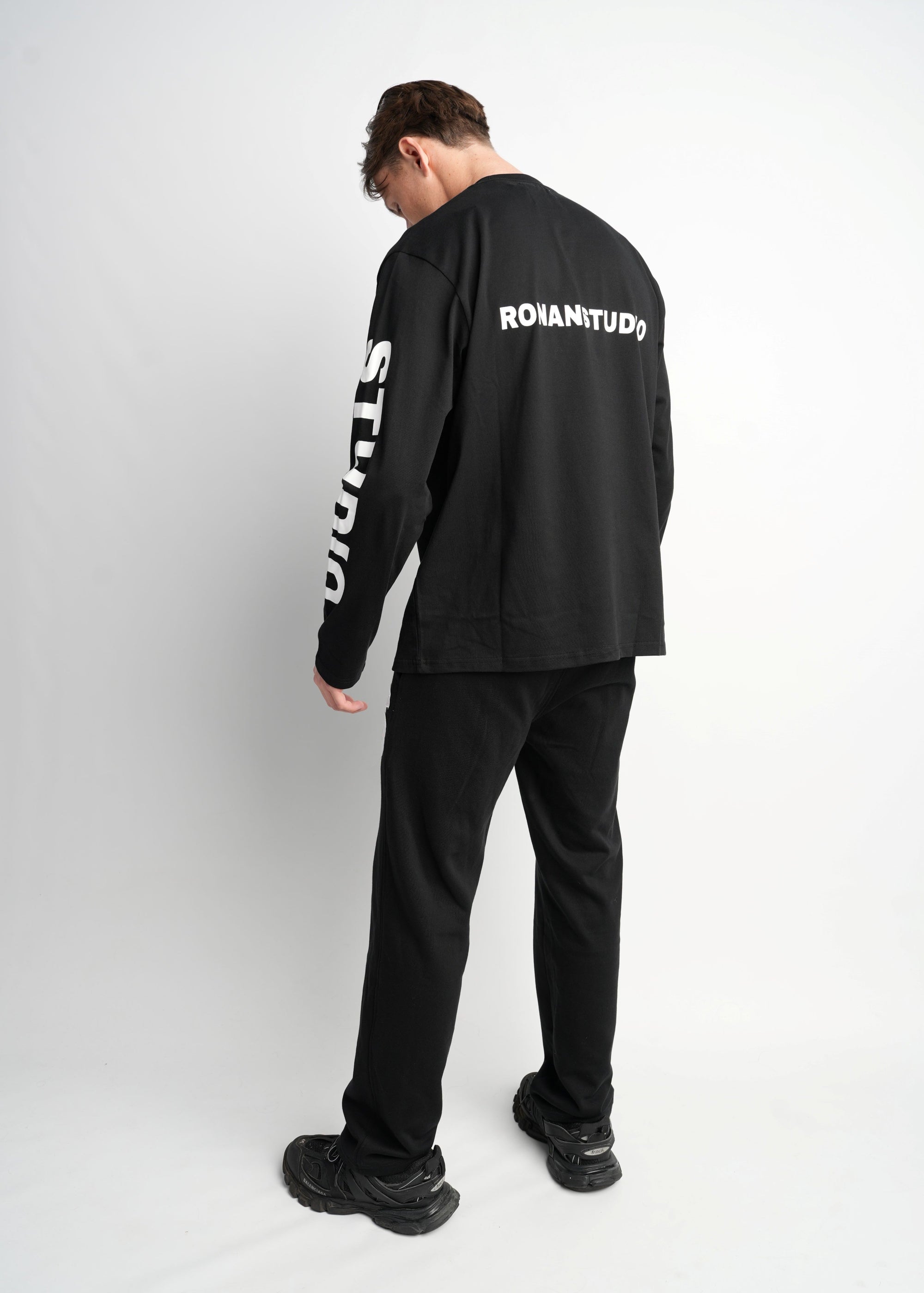 STUDIO BLACK OVERSIZED LONGSLEEVE