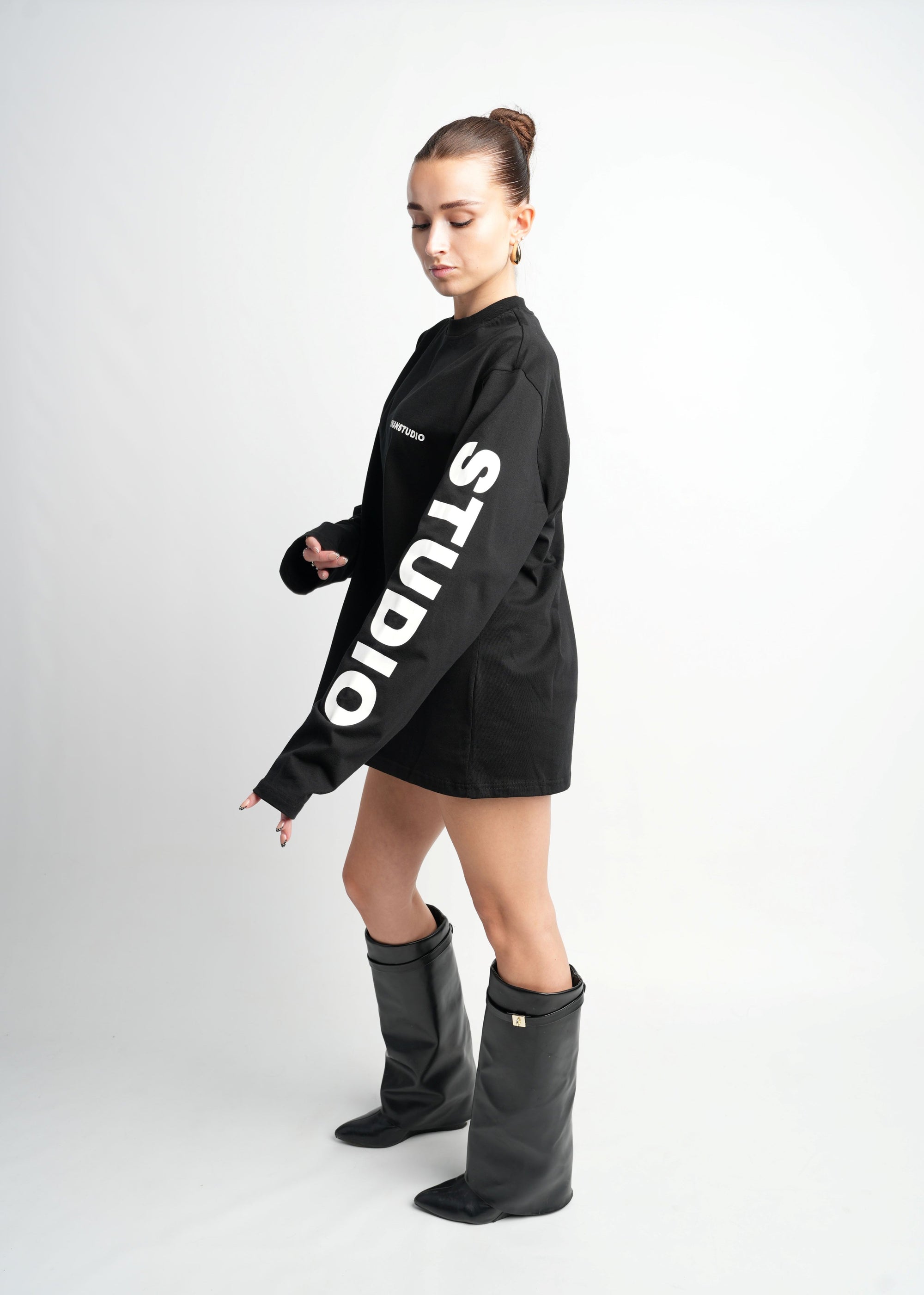 STUDIO BLACK OVERSIZED LONGSLEEVE