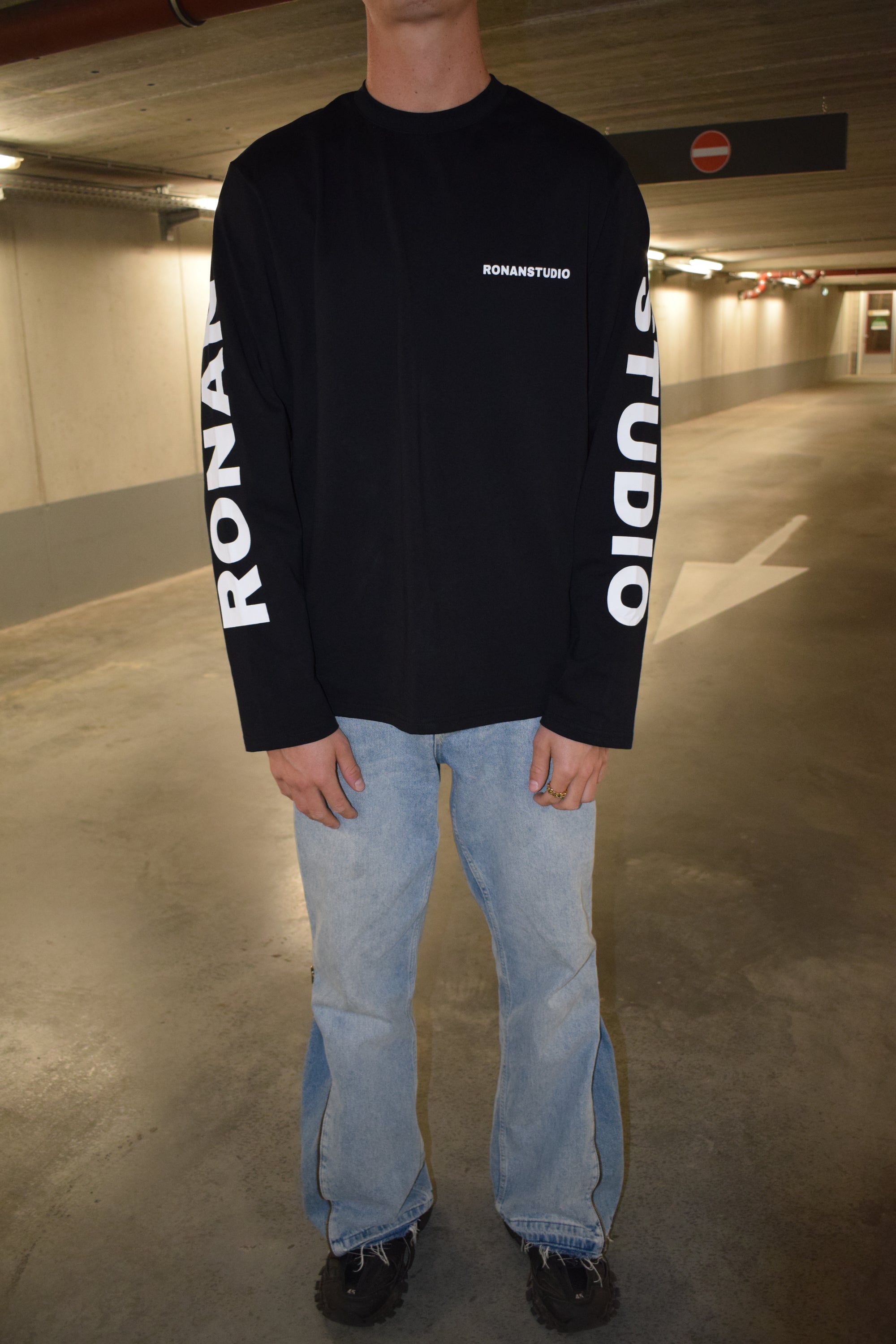PRE-ORDER Ronanstudio oversized zwarte longsleeve