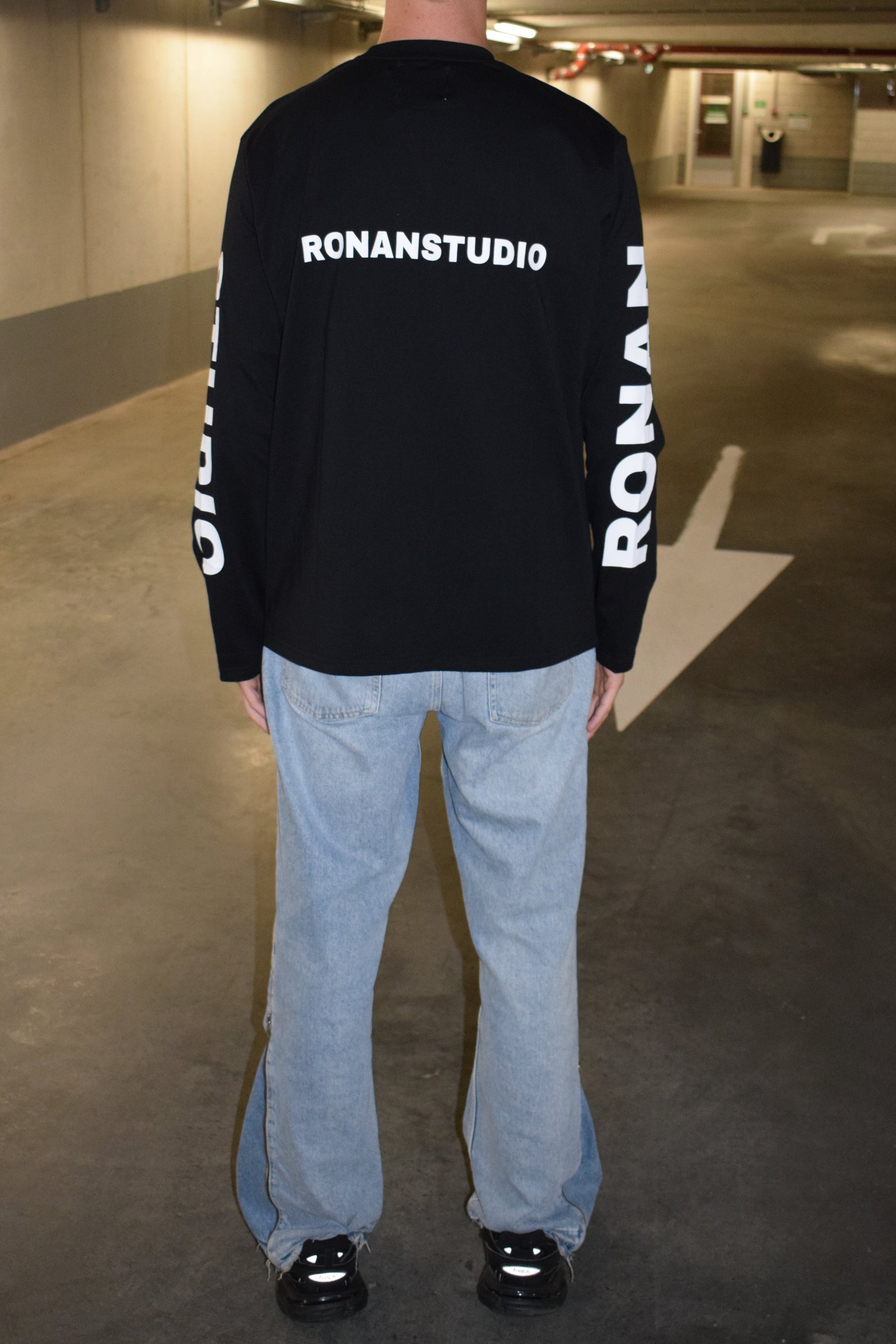 PRE-ORDER Ronanstudio oversized zwarte longsleeve